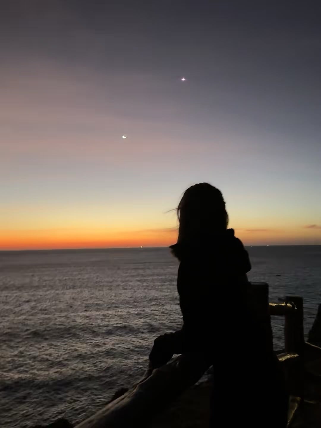 日落时分的海边发呆，月亮和金星在天上排排坐✨