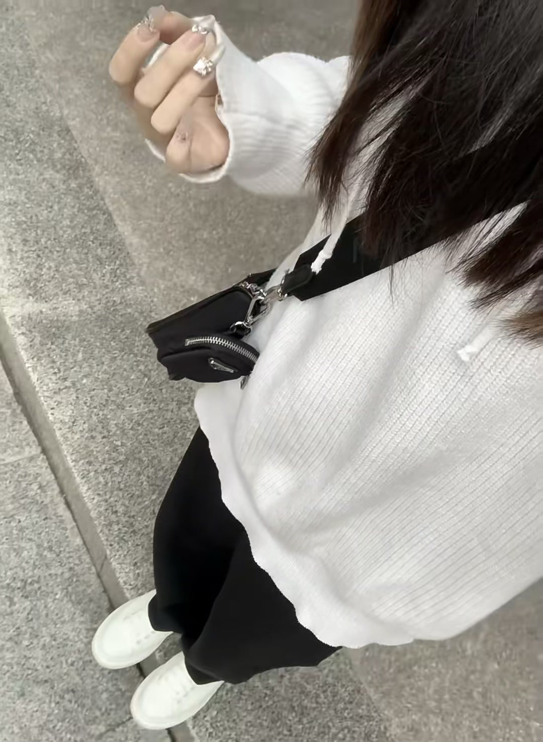 白毛衣+黑裤+小白鞋，今天通勤的极简三件套