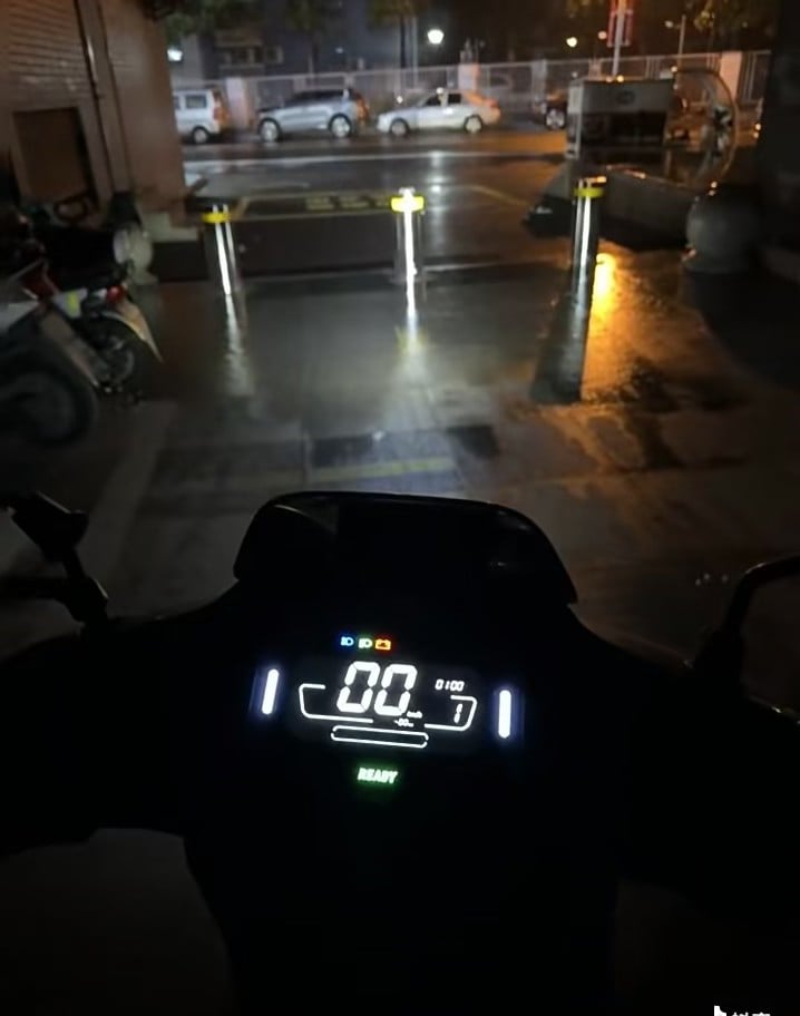 雨夜电车停摆，00km/h的静默时刻 🌧️