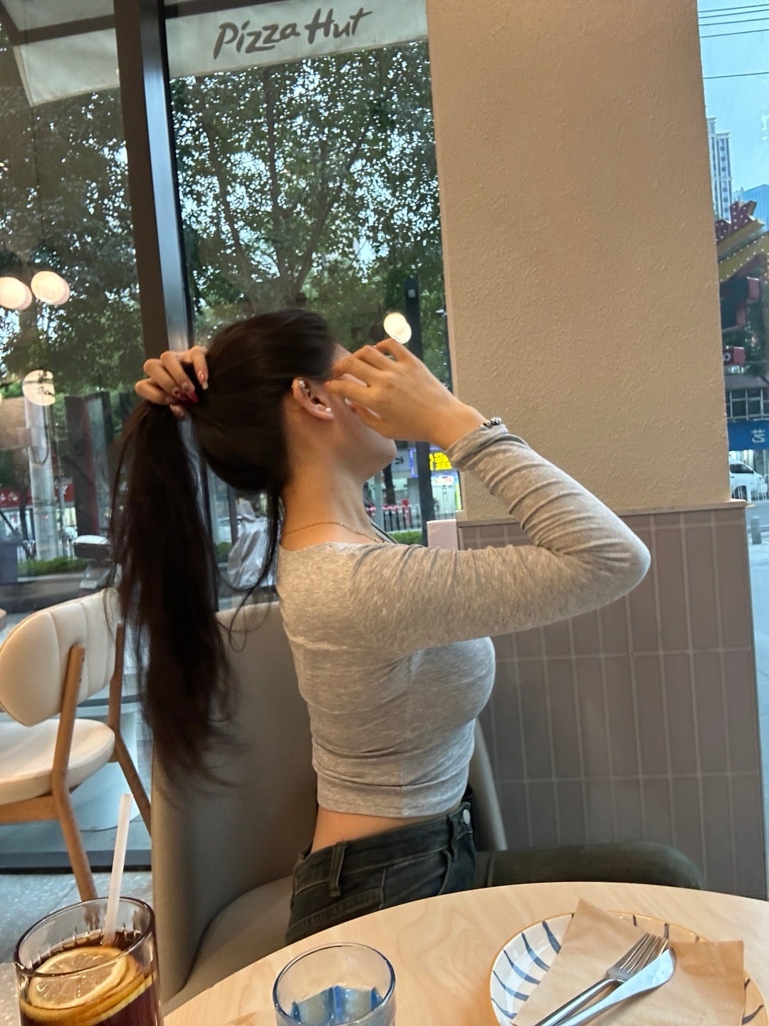 今天在Pizza Hut偷吃冰美式，结果被自己扎马尾的姿势帅到…