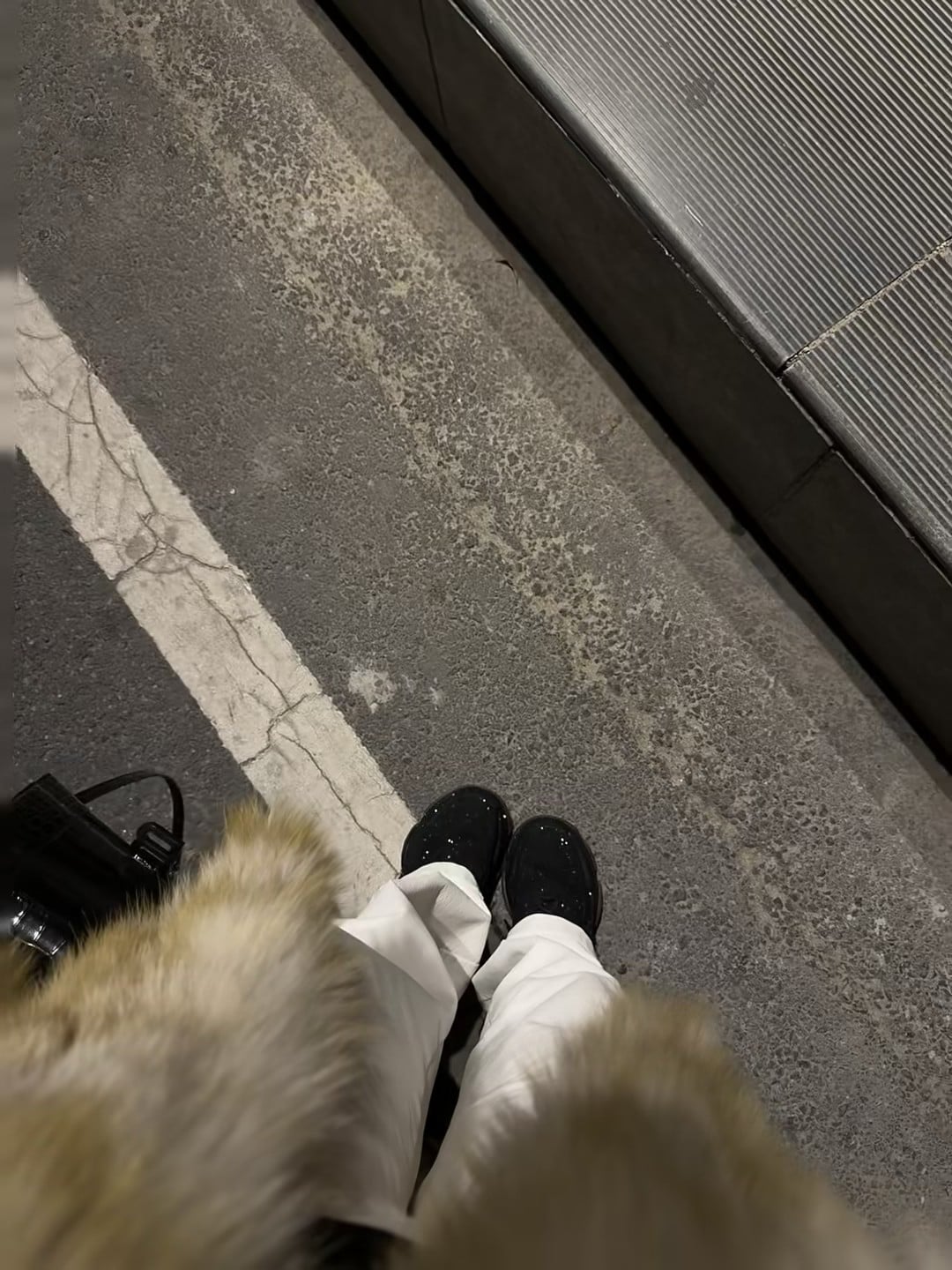 地铁口等车时低头发现：白裤子配黑鞋，像极了我上周被雨淋湿的梦