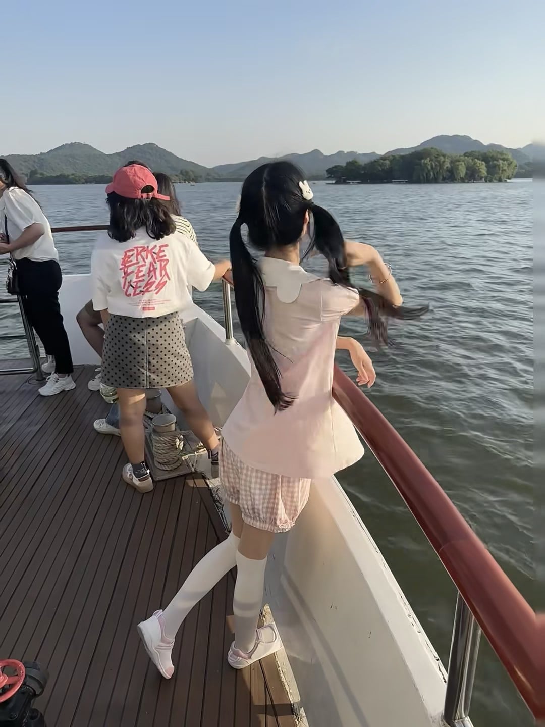 今天在湖上晃悠，风把头发吹成海藻…船尾那群小可爱太会摆了