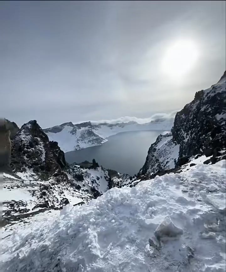 雪天徒步去打卡火山口湖，脚底打滑像在玩雪地版碰碰车