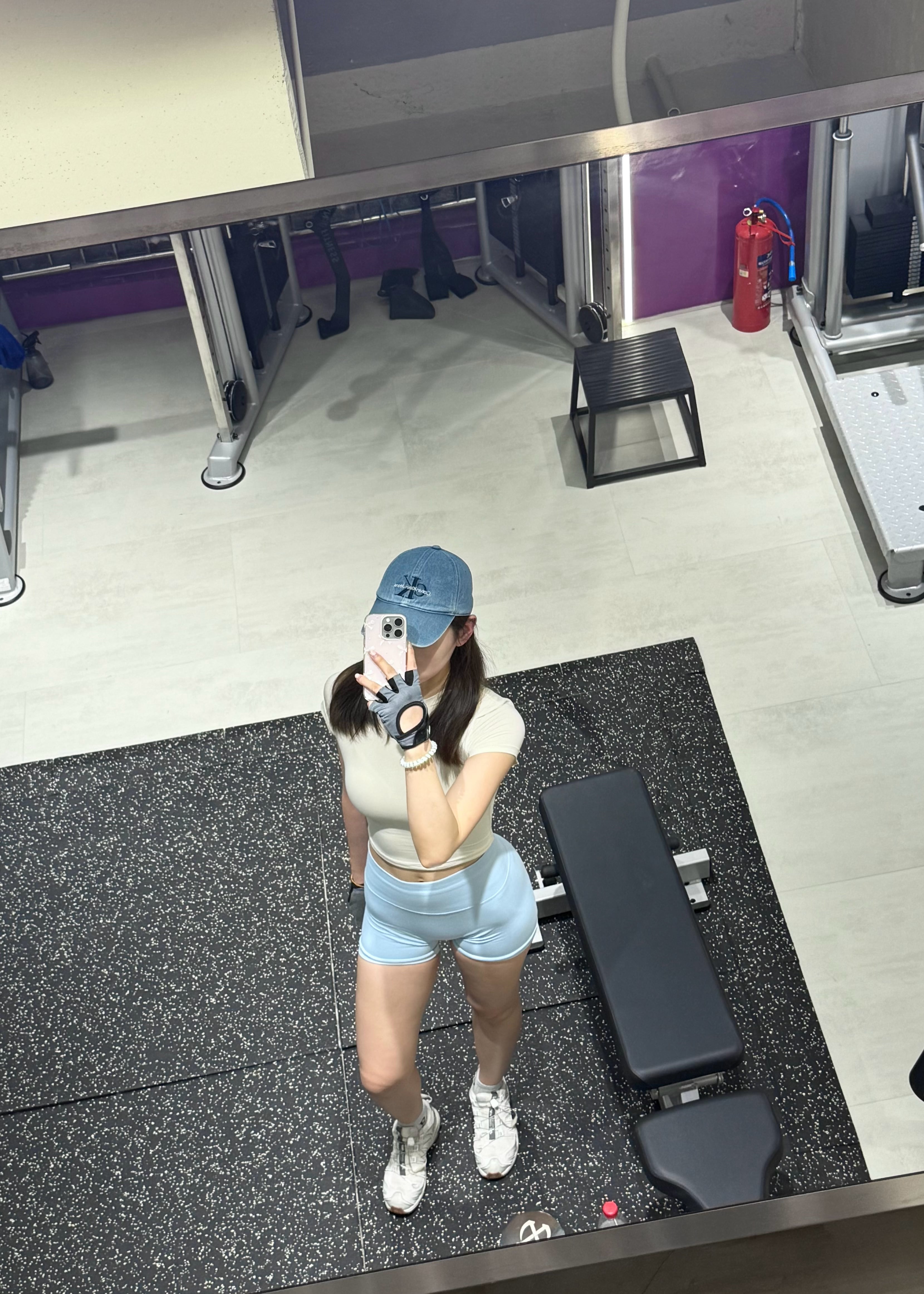 健身房镜子里的今日份自律｜蓝帽+浅蓝短裤=本命色系