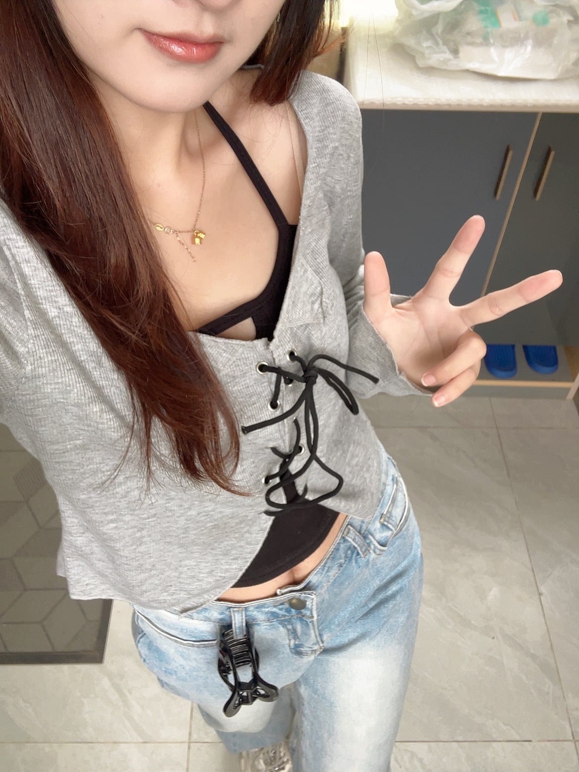 灰色开衫配黑吊带，今天在公寓厨房随手一拍