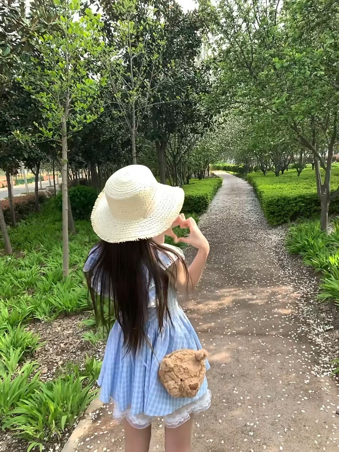 今天在公园小径上被自己萌到了 🌿