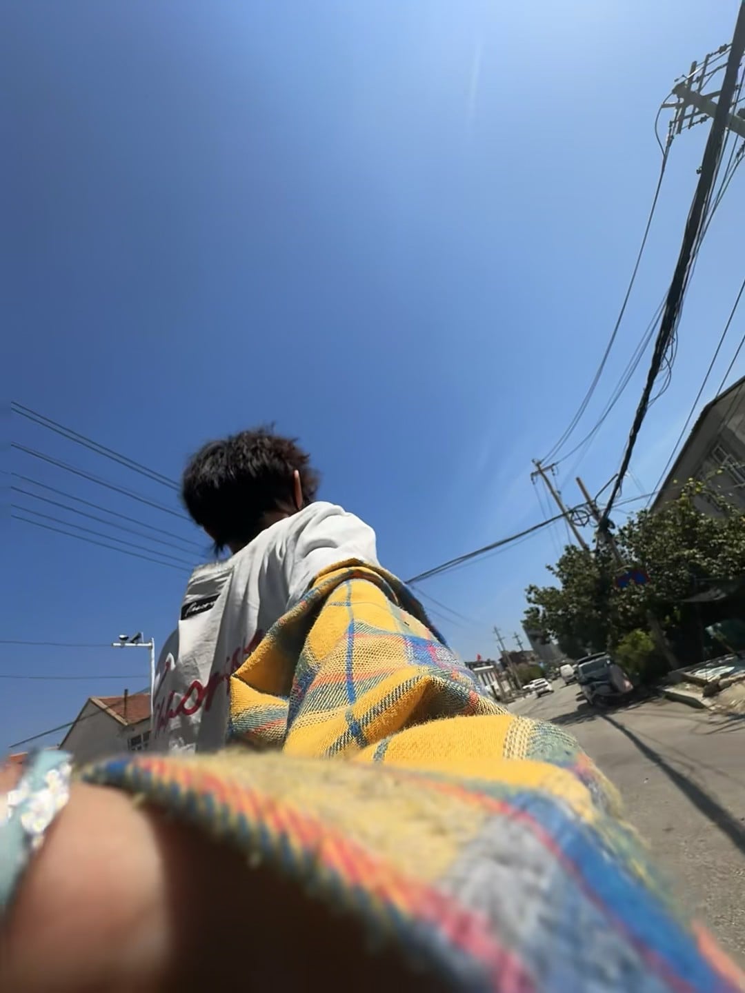 今天在街角被阳光晒到想躺平…顺手抓了件格子衫当披风