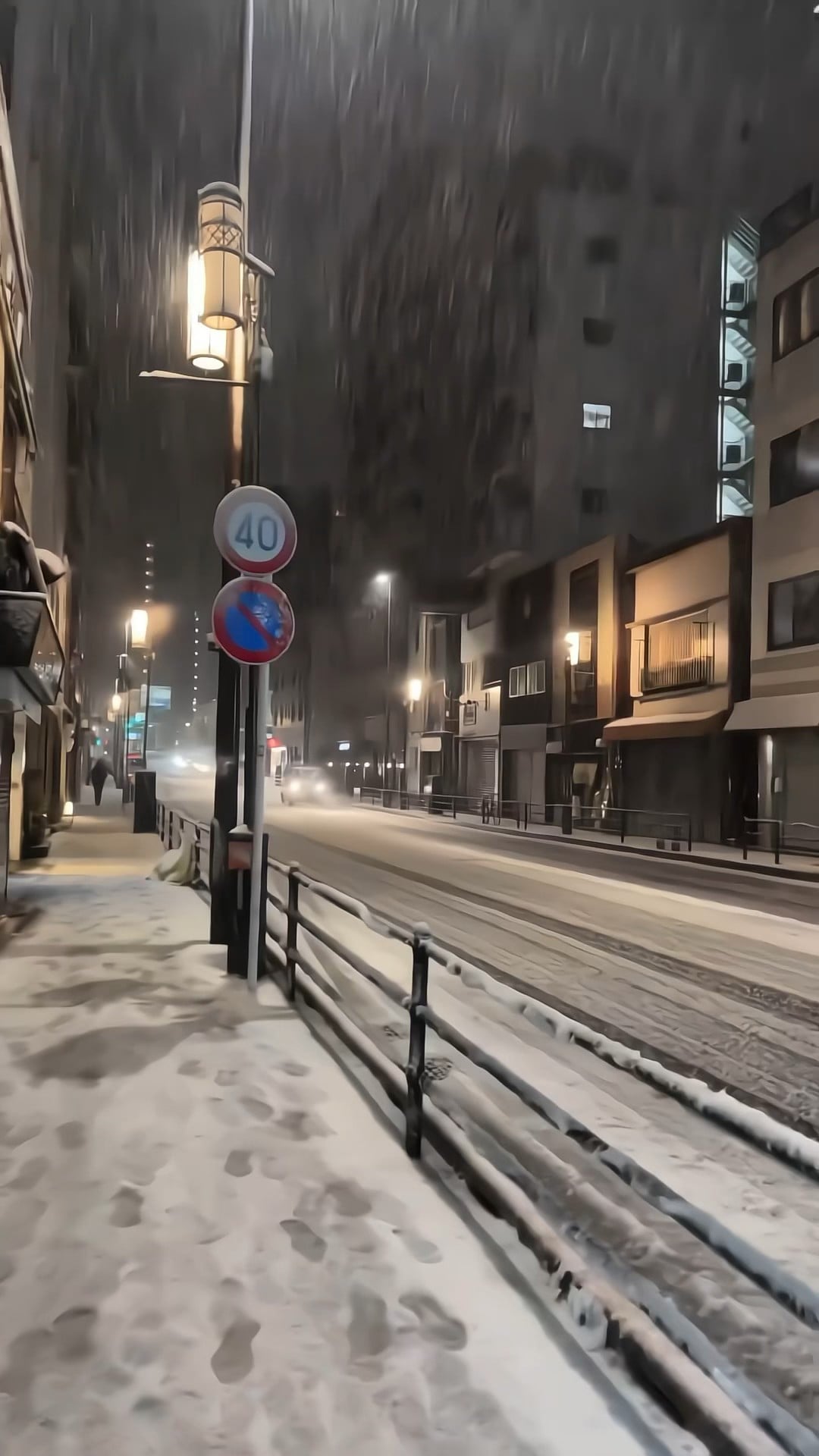 雪夜街角，路灯把雪片照成金粉✨