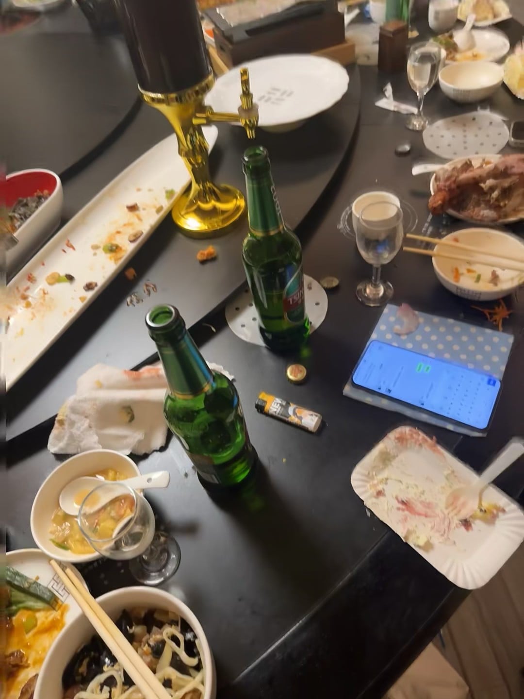 饭后战场，啤酒瓶比碗还多