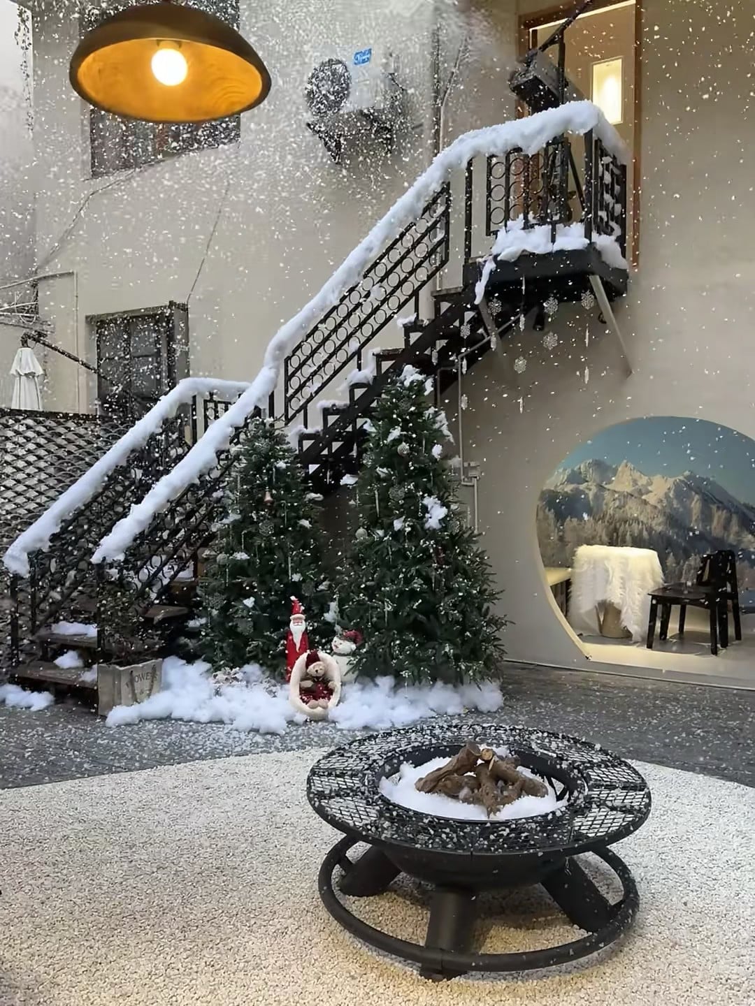 今天在咖啡店后院被雪骗了…以为是真雪，结果是老板撒的糖霜？
