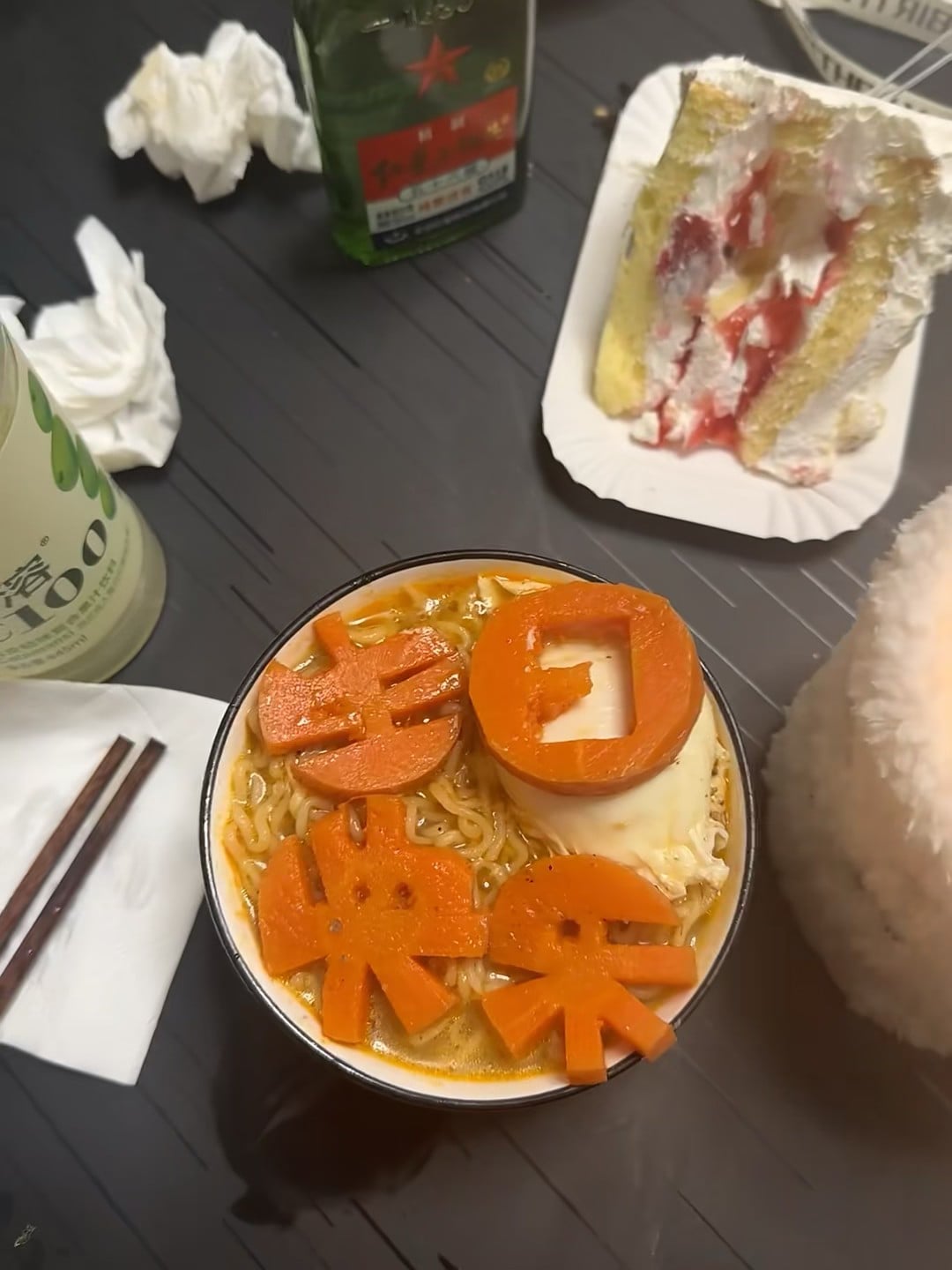 今天在公寓厨房搞了个‘福’字泡面，隔壁邻居敲门问是不是在办中式婚礼