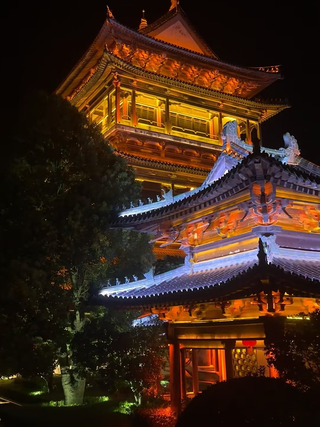 夜巡老城，被这盏灯晃了眼…像穿越回唐宋的梦里