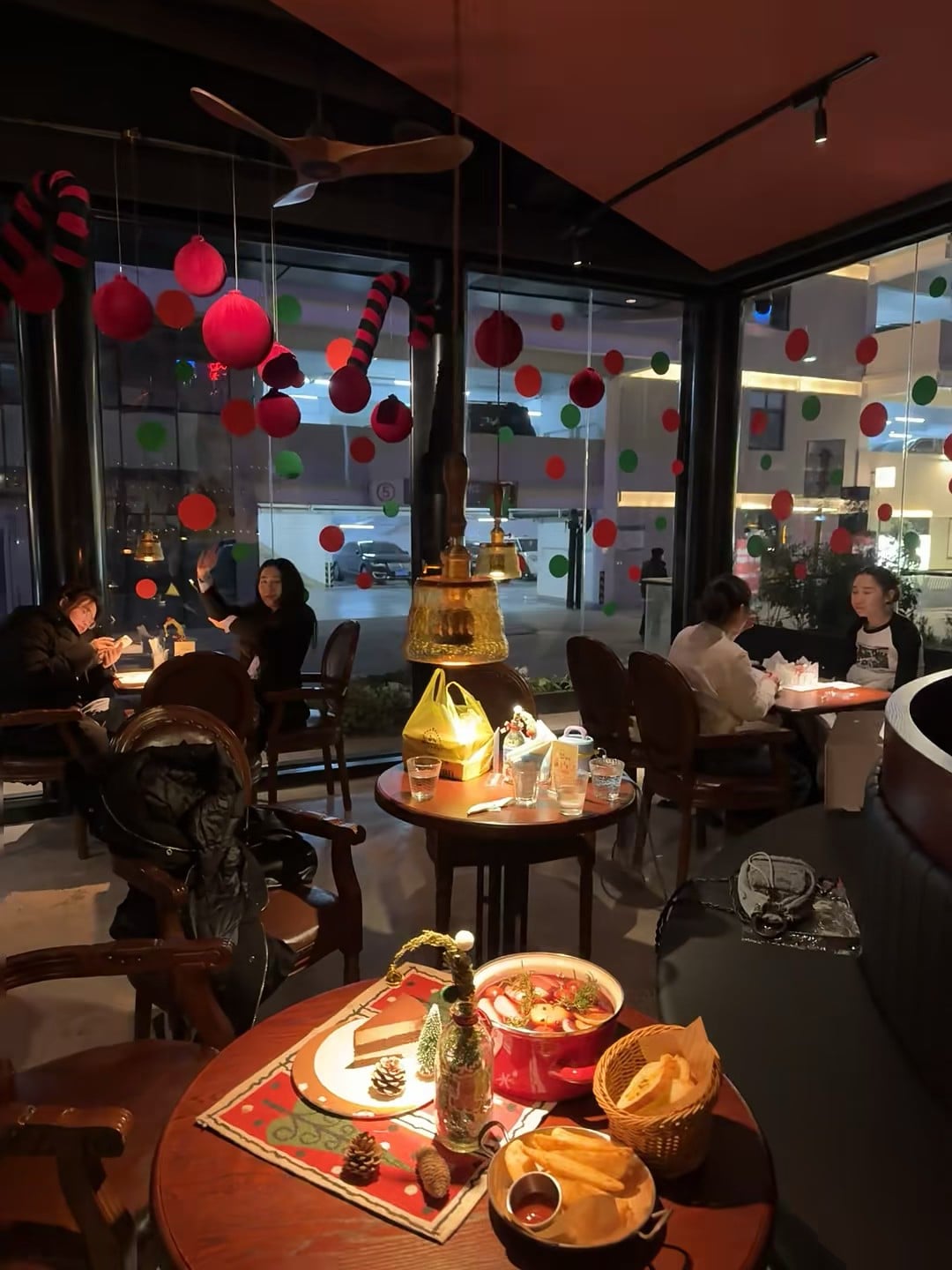 圣诞氛围拉满的街角小馆，今天在The Bell House喝到热红酒+姜饼蛋糕 🍂