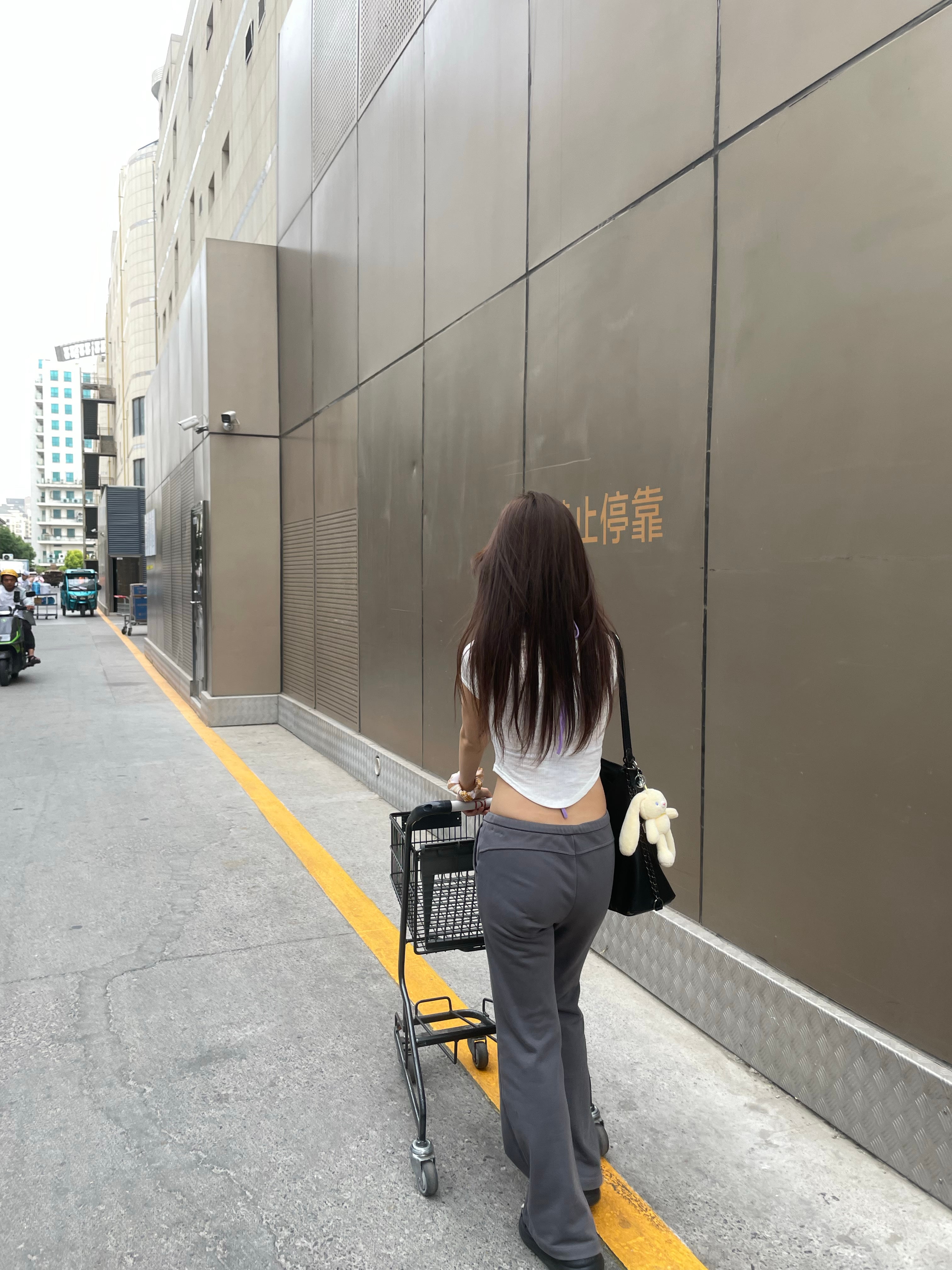 推着购物车逛街，后腰露一截也挺自由～