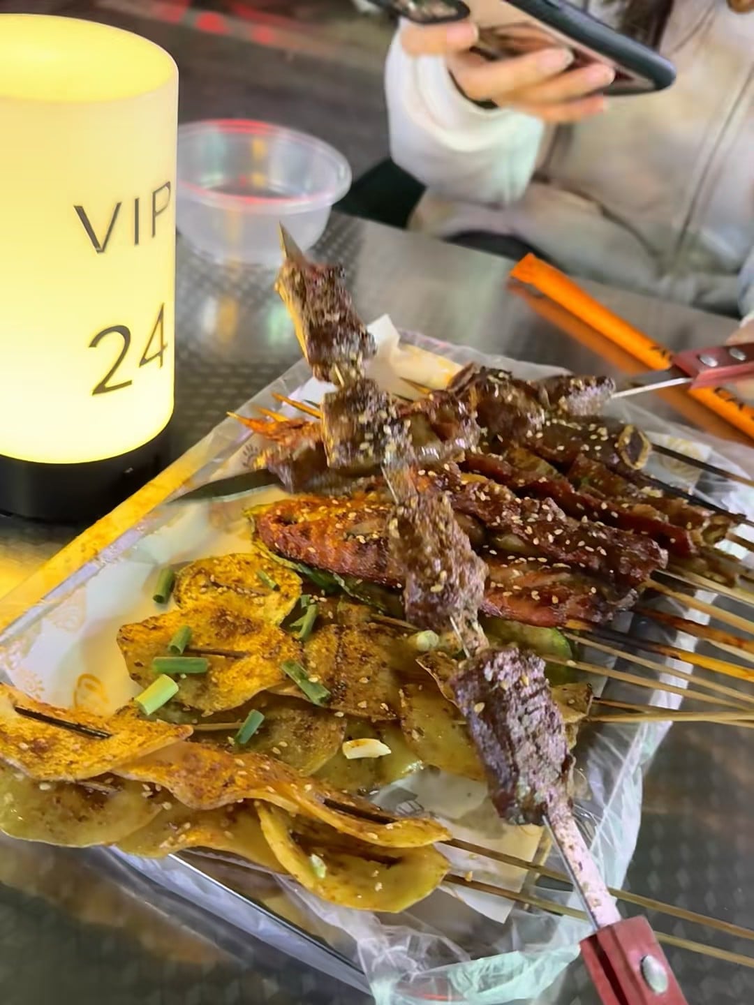 今晚的烧烤局，VIP24号桌的快乐谁懂！