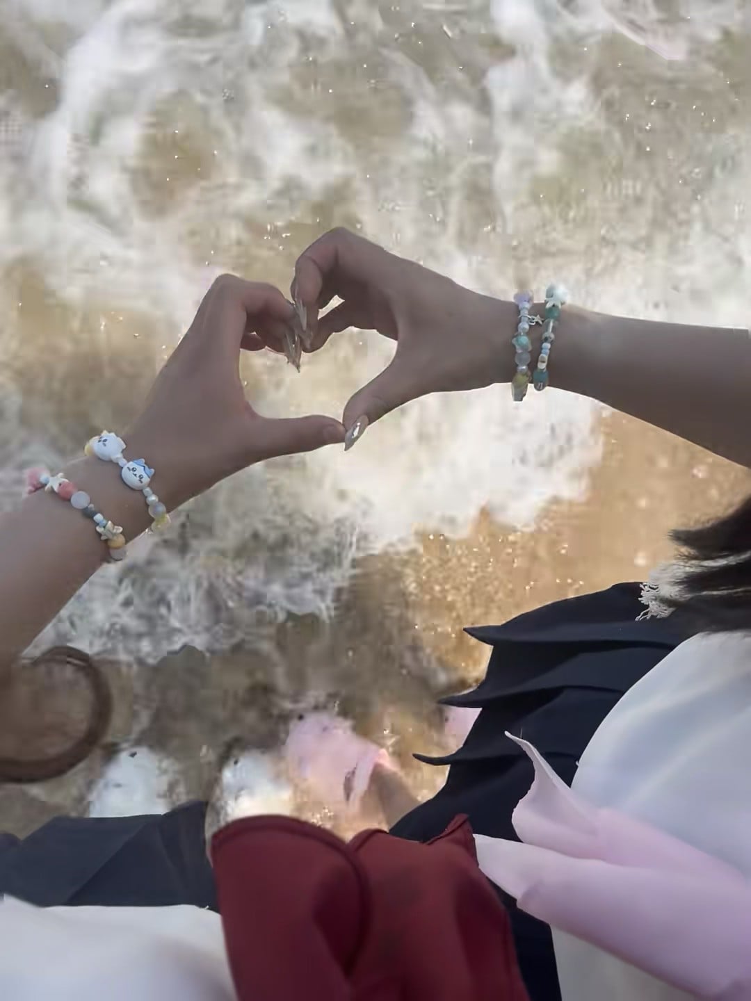 海浪退去前，我们用手指比了个心 🌊✨