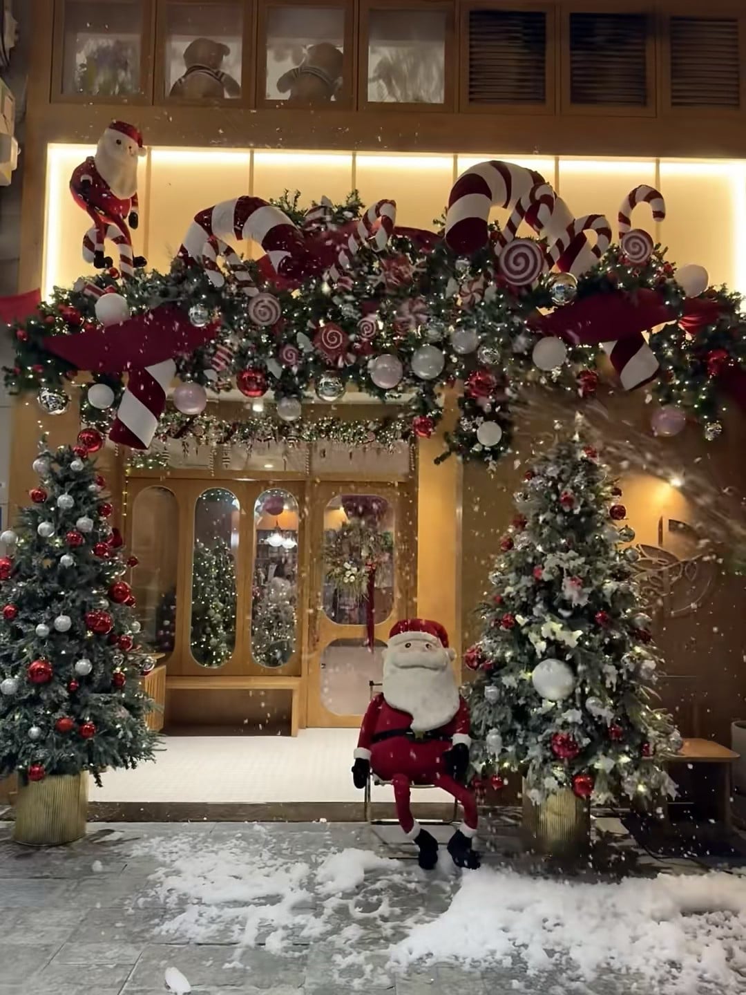 圣诞拱门下的雪人Santa，今天在咖啡店门口被冻成表情包了
