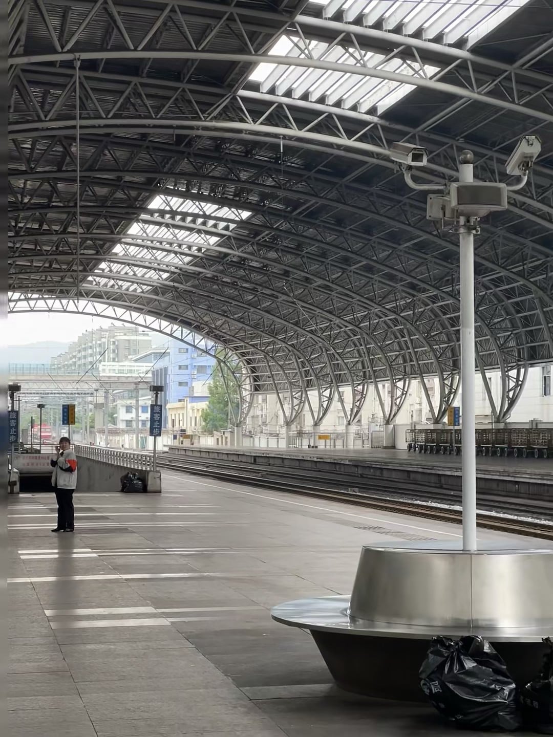 雨天车站的静默时刻｜通勤路上突然被这顶钢架治愈了