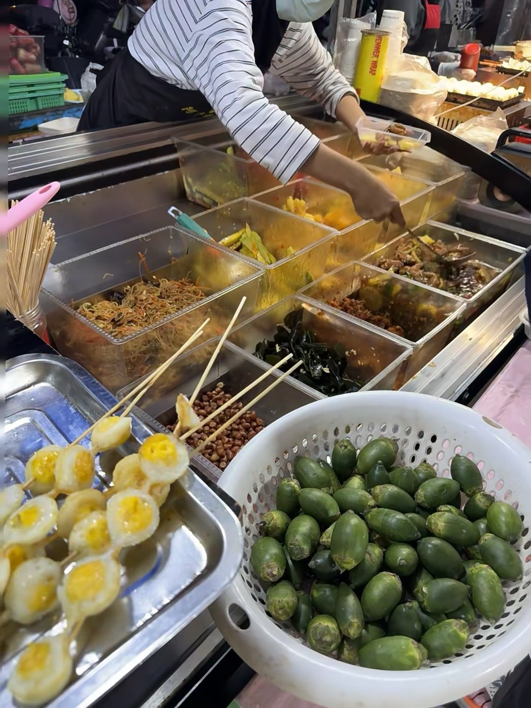 路过街角夜市，被这碗青橄榄和蛋串馋到想蹲地上啃 🍋