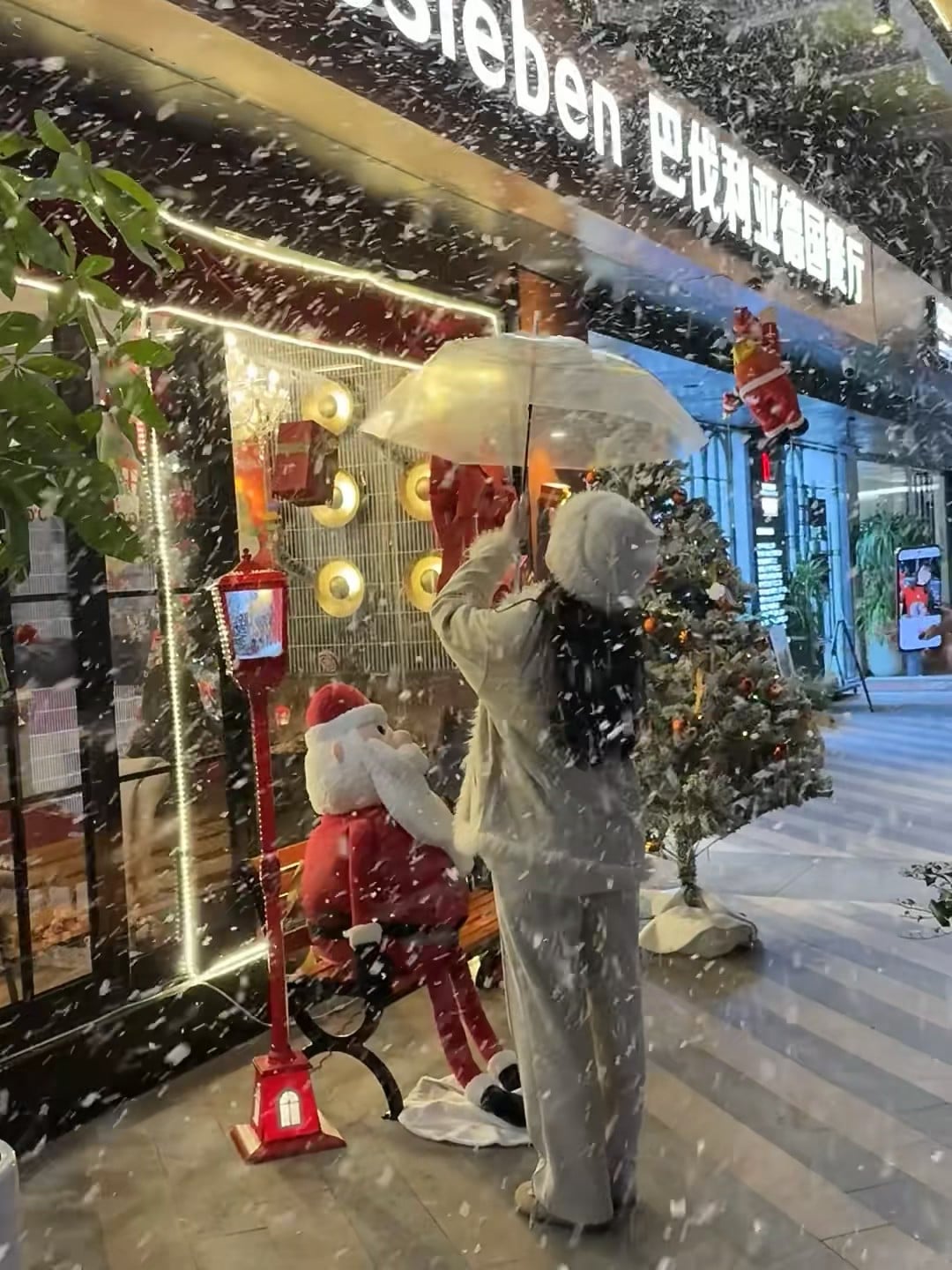 雪天拍圣诞照，伞都快被雪压塌了…但好拍！