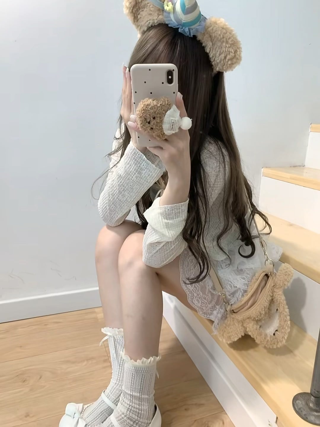 今天在咖啡店角落偷拍自己，毛茸茸的日常突然被手机镜头抓包 🐻