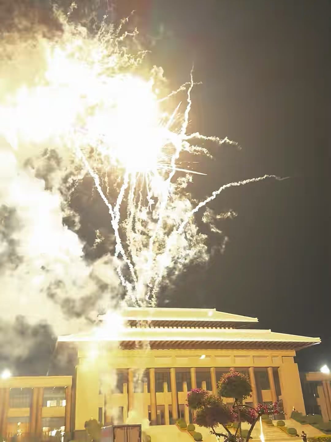 今晚在市政厅前被烟花砸中了…不是浪漫是真·爆闪！