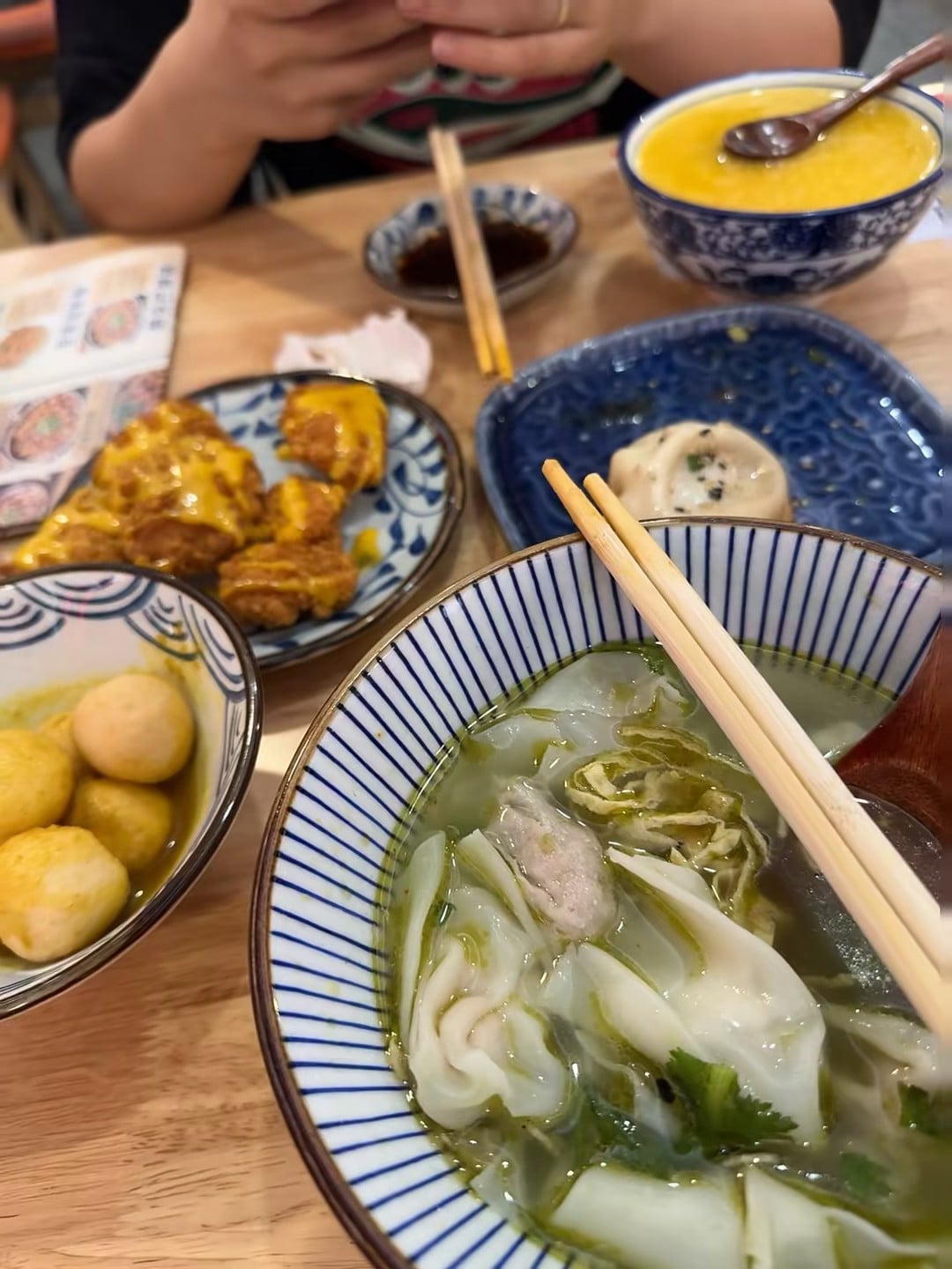 今天在街角小馆子啃了碗馄饨，配着脆炸鸡和玉米粥，暖到心巴上🔥