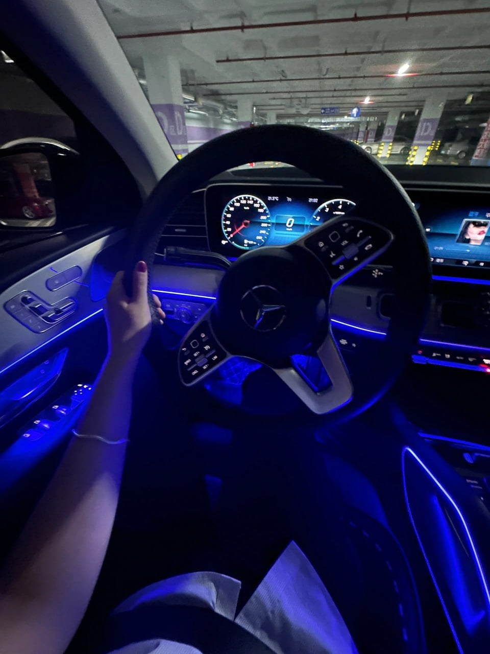 深夜停车场练手速？不，是新买的MB三叉星在发光✨