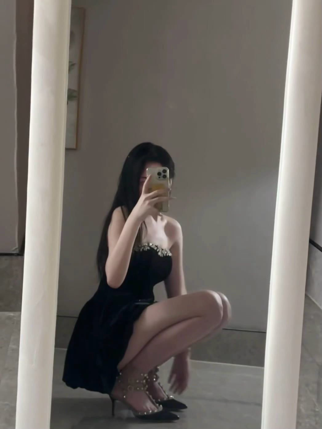 黑裙配铆钉高跟，今天在公寓镜子前练蹲姿——谁说海外生活不能有点小仪式感？