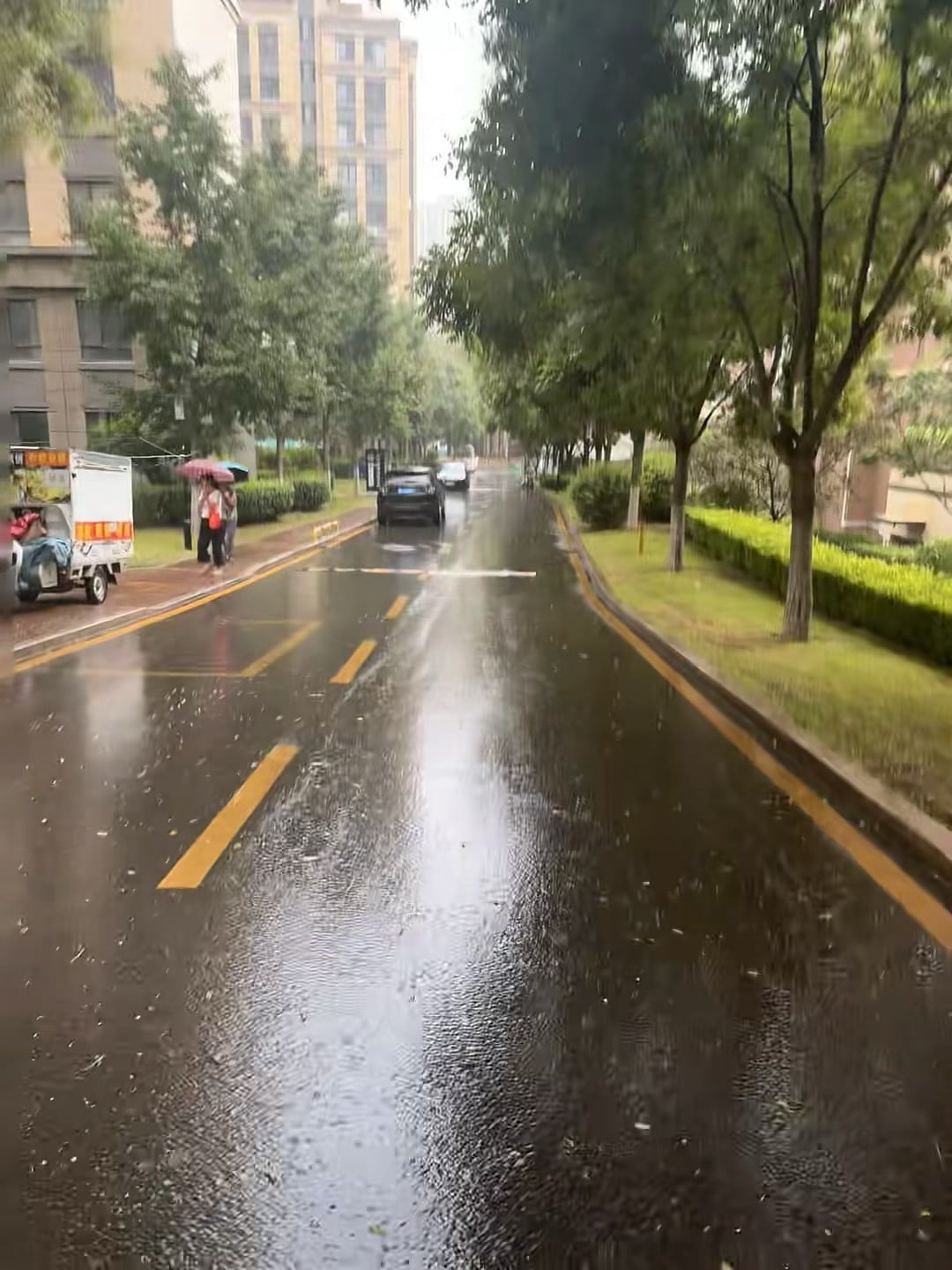 雨天路滑，车轮碾过水洼的声音像在弹钢琴 🌧️