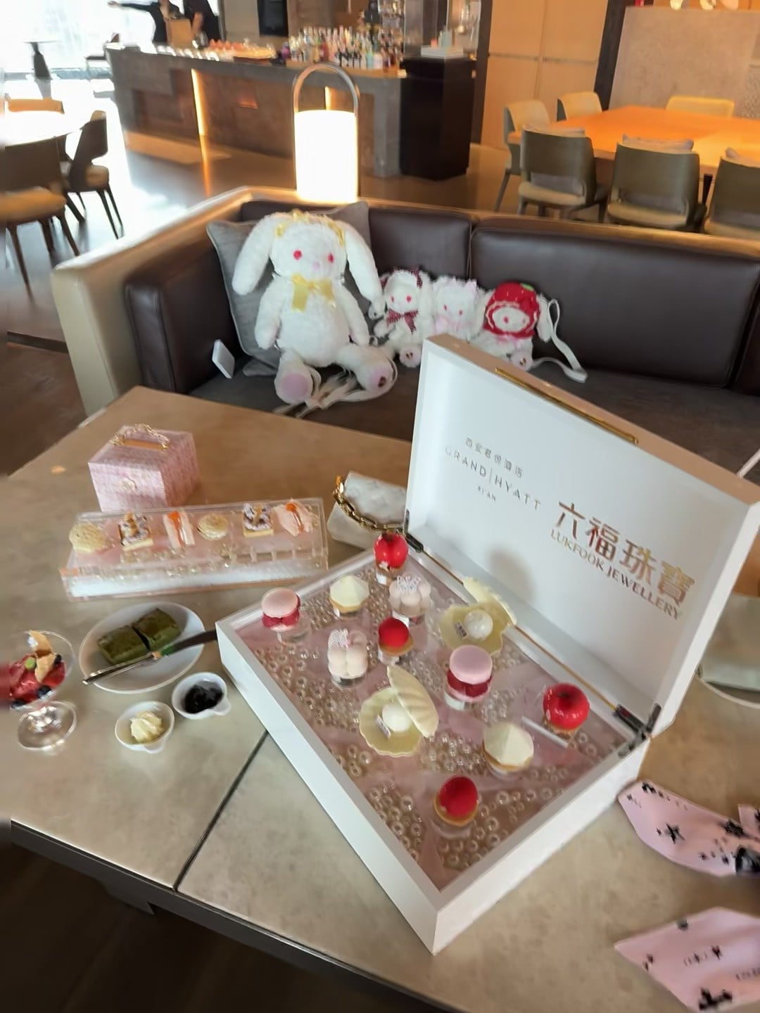 下午茶盒子打开瞬间：六福珠宝×酒店联名？谁懂这波精致暴击