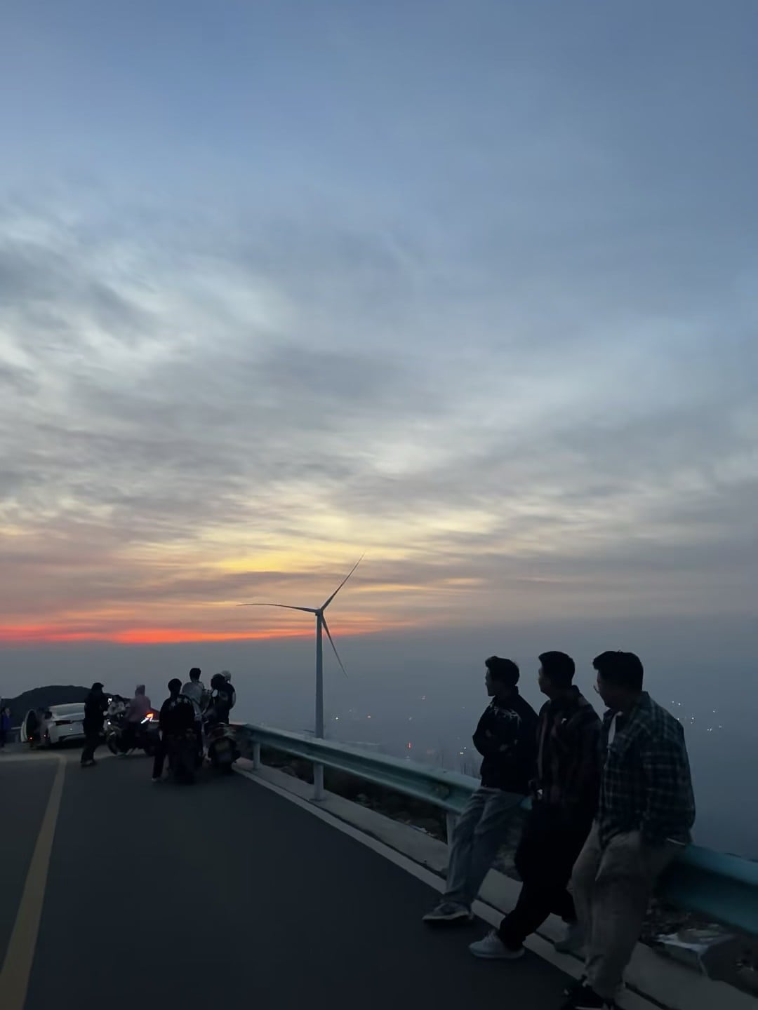 山顶风车下的黄昏，人比风车还静止 🌅