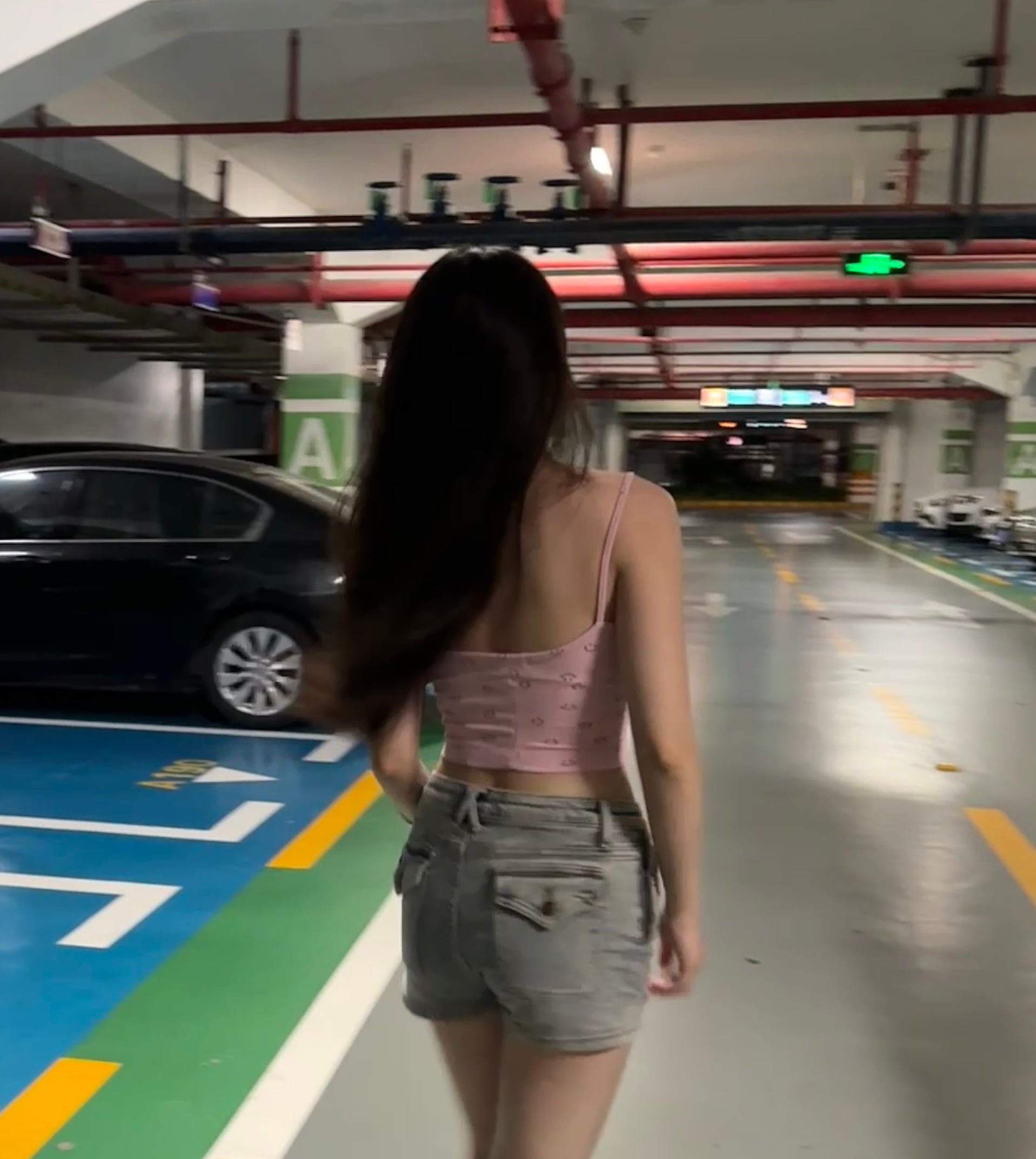 地下停车场偶遇风中飘逸的发丝 🌬️ 今早通勤路，连车都替我慢了两秒