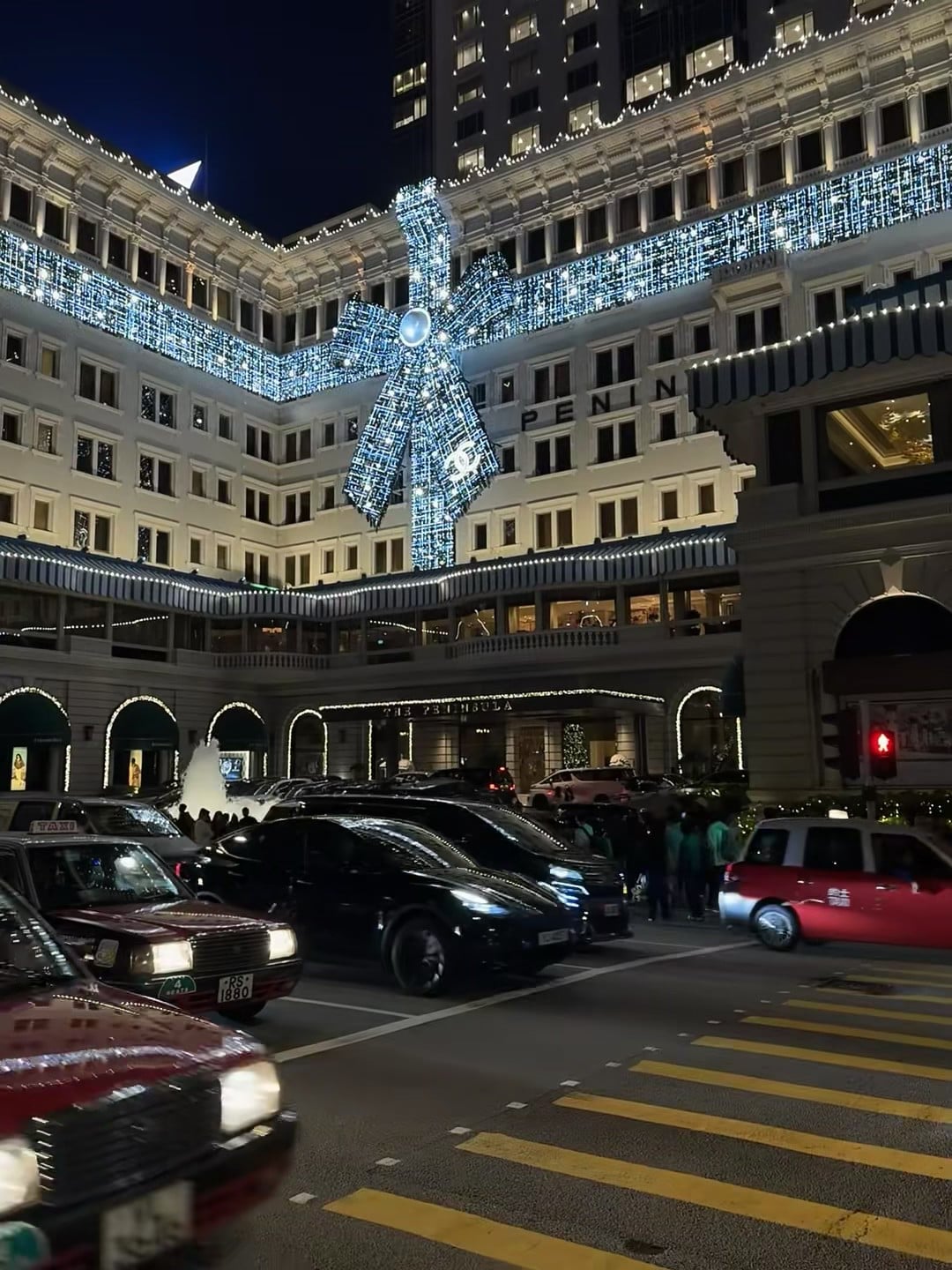 圣诞夜路过半岛，巨型蝴蝶结亮得像在发光✨