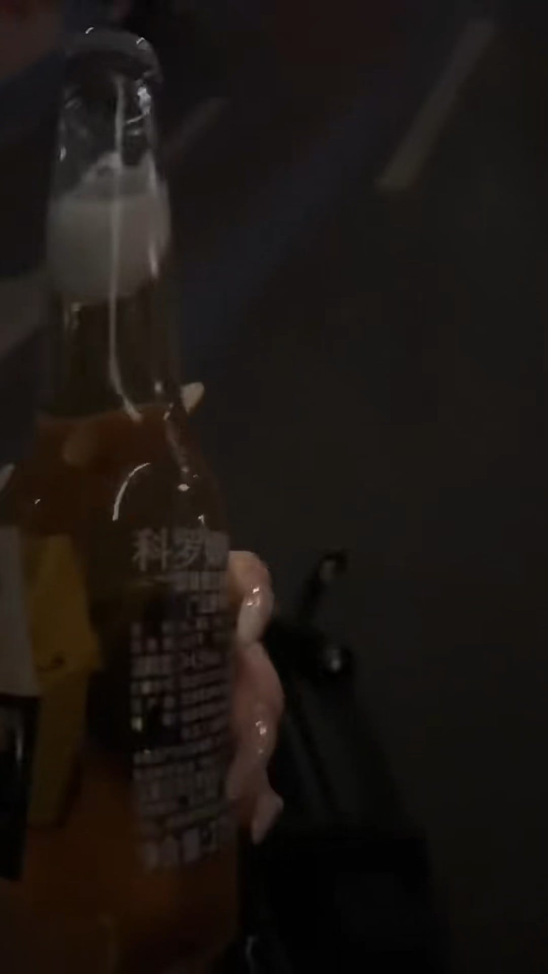 科罗娜瓶口挂的奶泡，像不像刚喝完的晚安仪式？