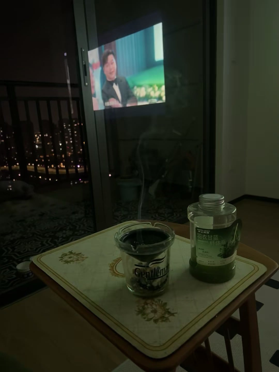 深夜投影+热茶+绿瓶水，今晚的阳台仪式感拉满了