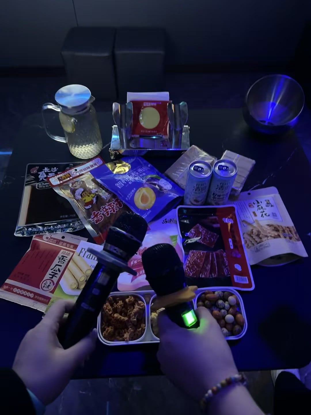 KTV的快乐谁懂啊！两支麦子+一桌零食，今晚的主场是‘我’