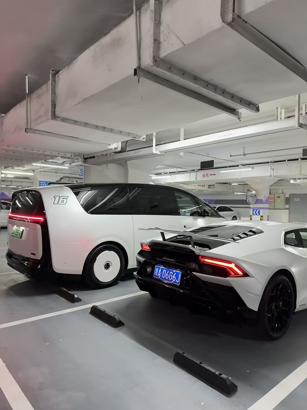 地下车库的反差感：左边是未来感MPV，右边是跑车小钢炮 🏁