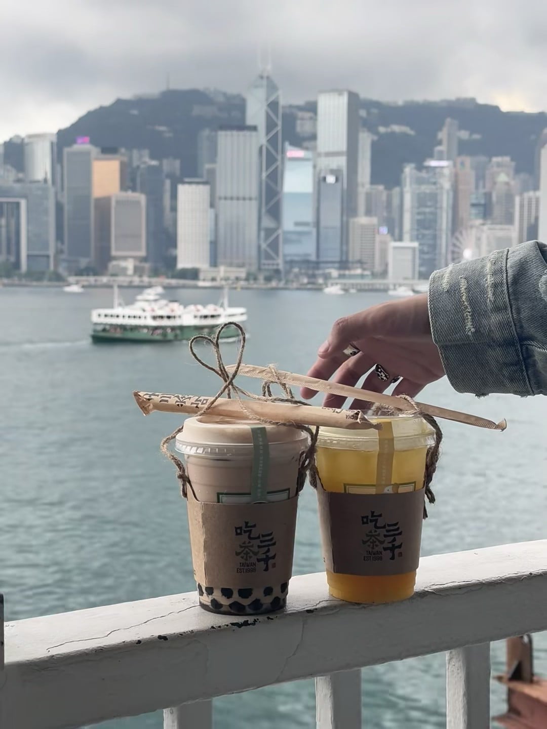 港岛边喝奶茶的下午，风大到杯盖都快飞了
