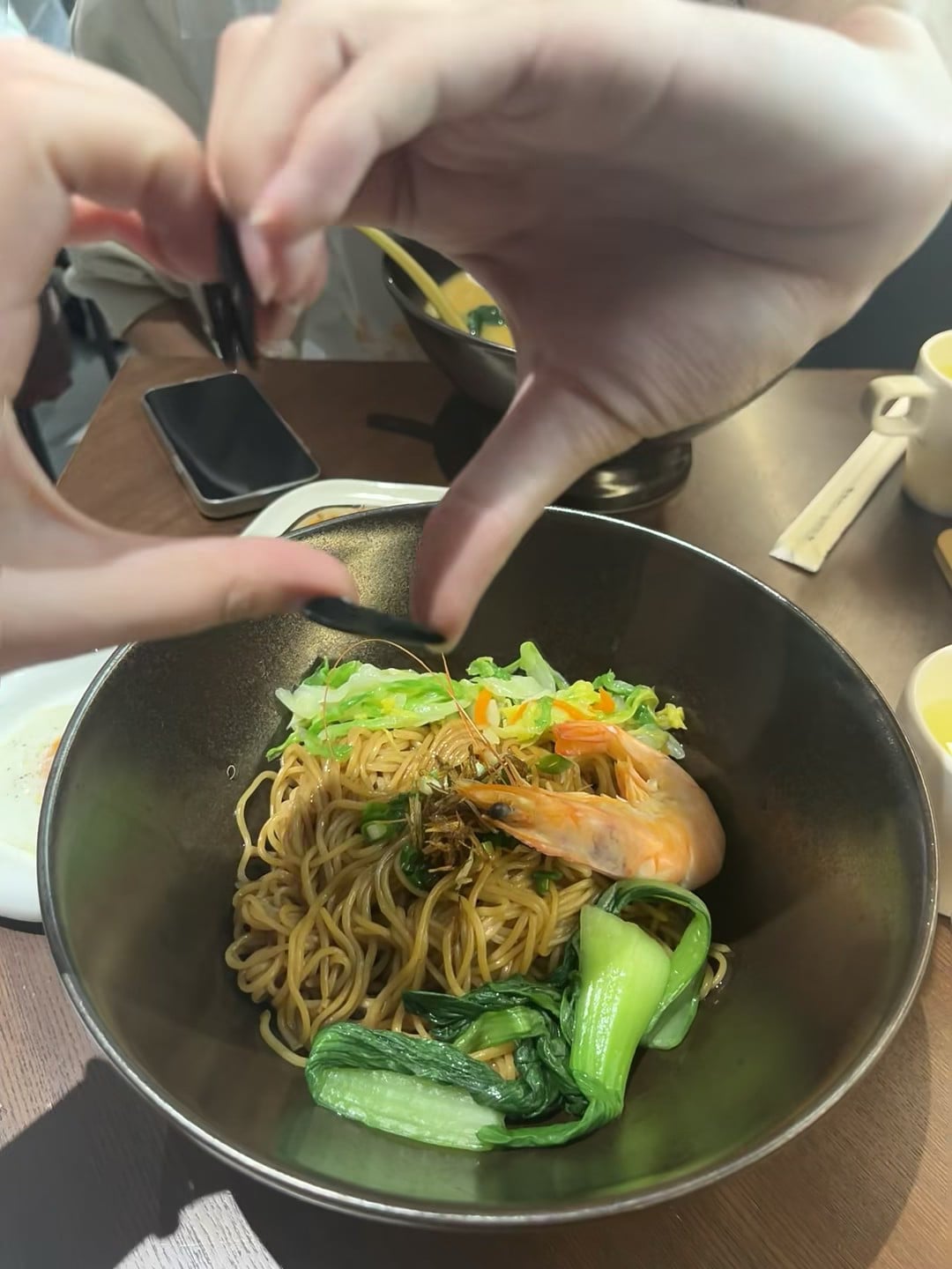 今天在街角那家小馆子，被一碗虾面拿捏了