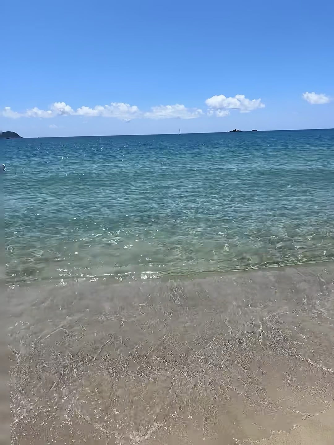 海边发呆三小时，浪花追着脚印跑｜今天在Phuket的Kata Beach被阳光焊住了