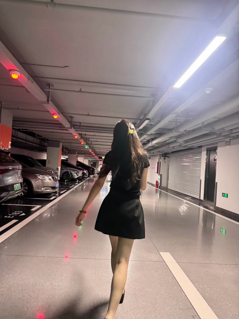 黑裙配黄发夹，停车场也能走秀？
今天在地下车库溜达时被自己帅到了