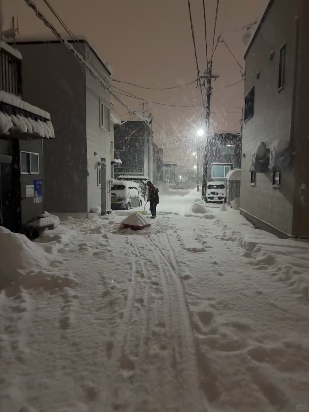 深夜扫雪的孤勇者｜这雪下得像在拍日剧