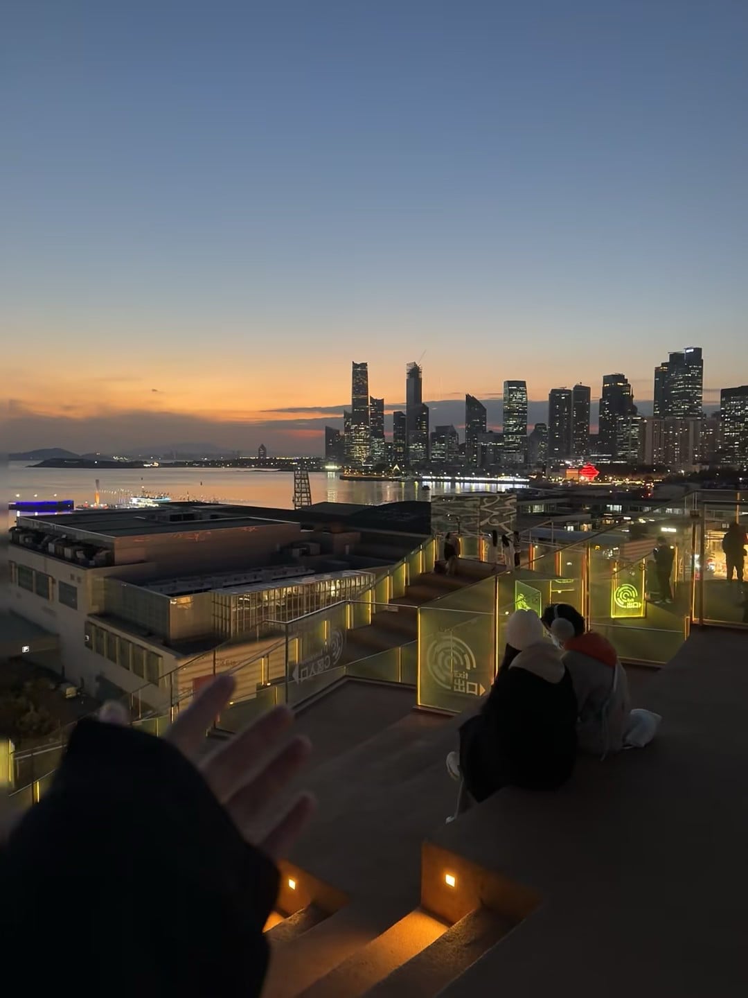 暮色吻上汉江，屋顶阶梯坐成风景线