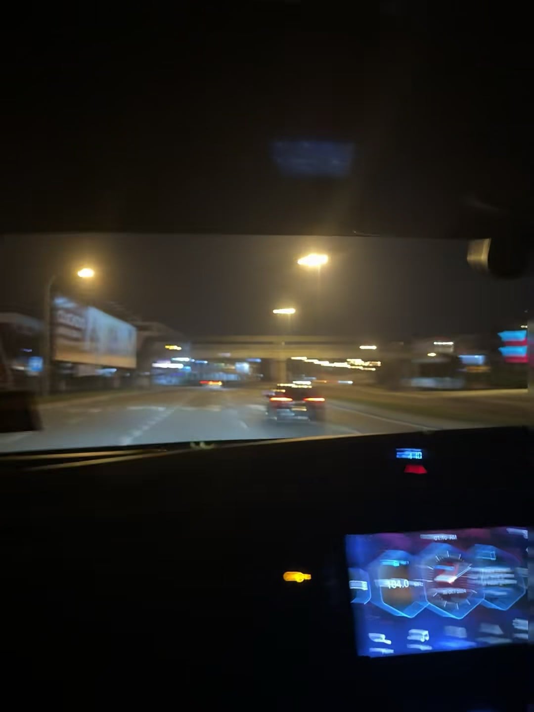 夜路堵车+仪表盘蓝光=今日份科技感通勤