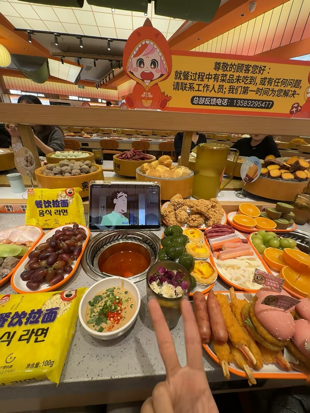 今天在回程电车里啃了颗葡萄，突然发现这盘拉面包装上的韩文…好想问老板这是哪国风味？