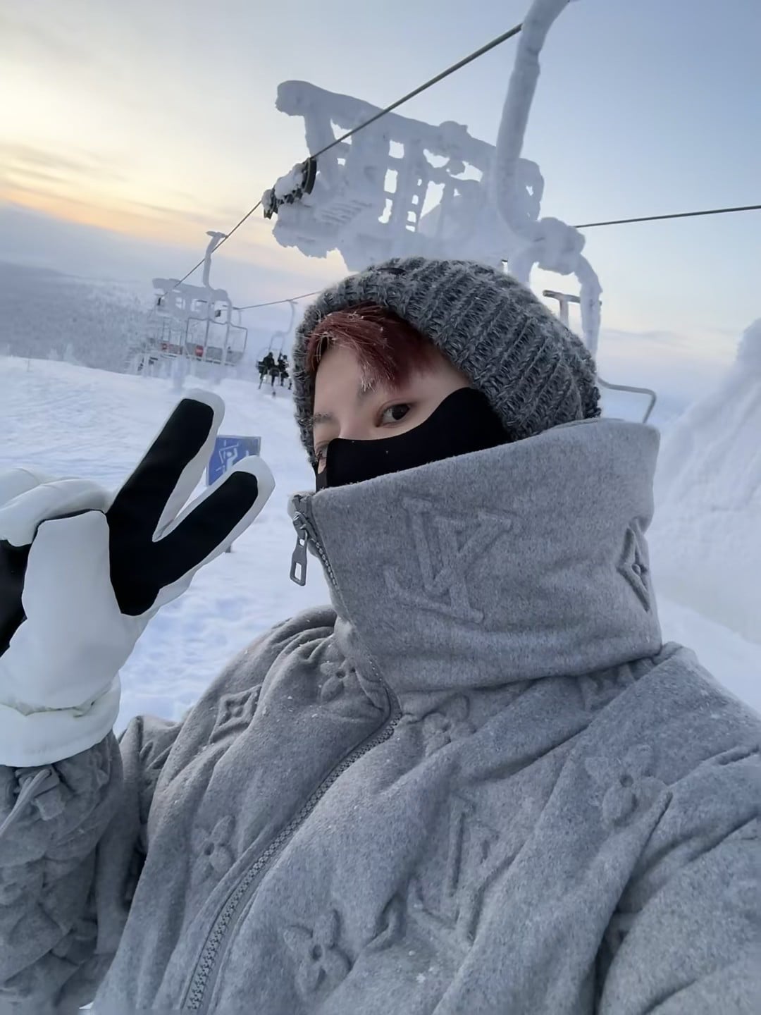 雪地V字手！今天在缆车顶上拍的，风大到口罩都快飞了