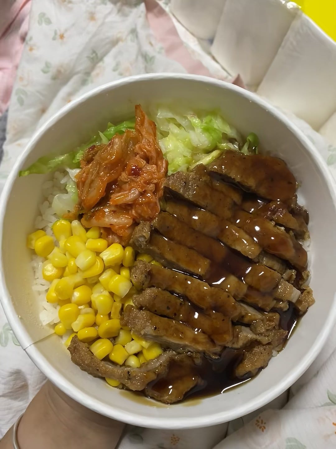 下班路上顺手买的猪排饭，酱汁浓得能蘸饭了