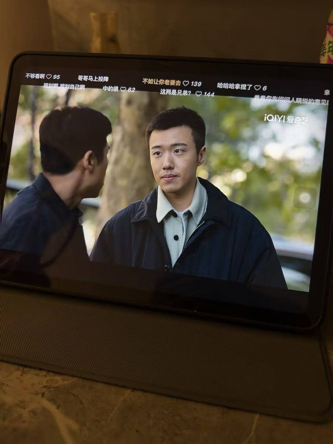 平板刷剧时突然被弹幕笑到——这俩人是真兄弟还是假兄弟？