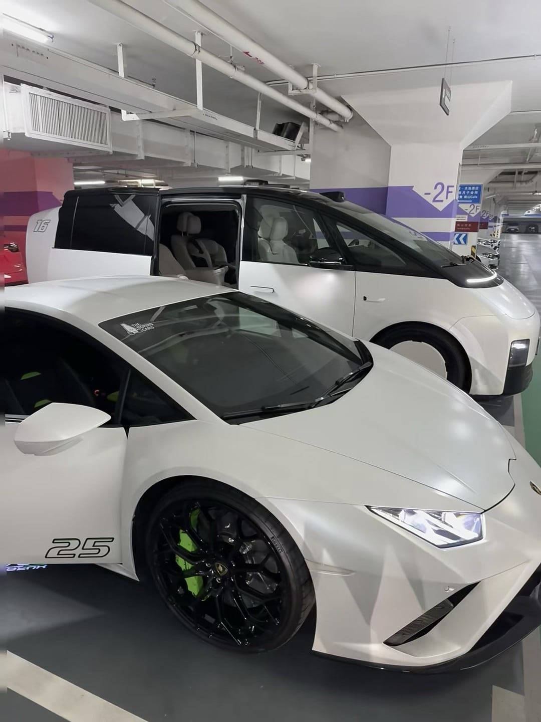地下车库的白月光：Lamborghini 25周年版 + 那台会飞的白色小巴